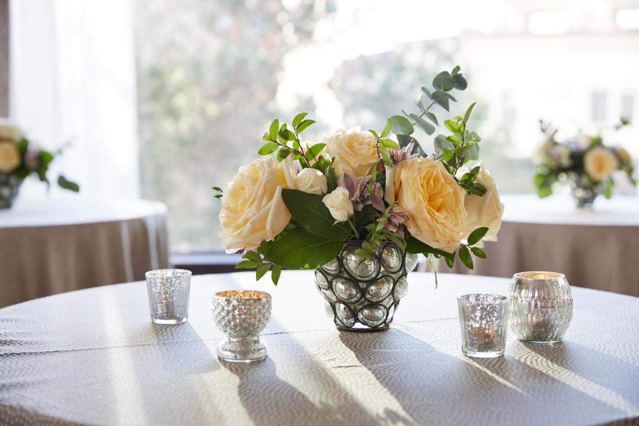 The Plaza Hotel Pioneer Park El Paso Exterior foto A table centerpiece