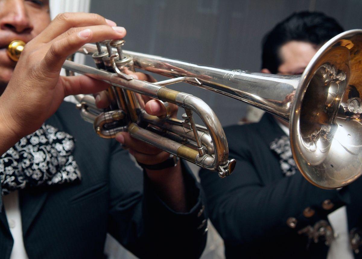 The Plaza Hotel Pioneer Park El Paso Exterior foto A trumpet being played